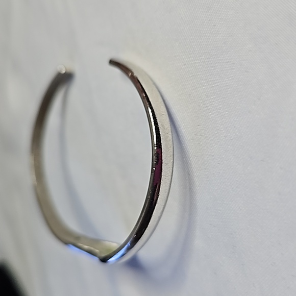 VINTAGE CUFF BANGLE SILVERTONE BY AVON - Picture 7 of 7